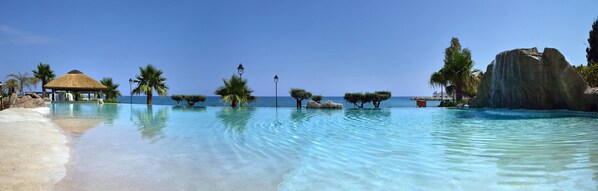 4 piscines extérieures, chaises longues