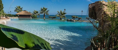 4 piscines extérieures, accÚs possible de 10 h à 18 h, chaises longues