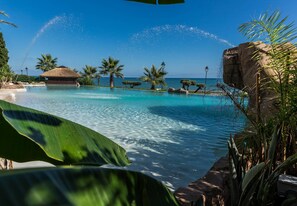 4 kolam renang outdoor, dengan kursi berjemur