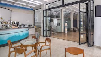 2 bars/lounges, swim-up bar, poolside bar