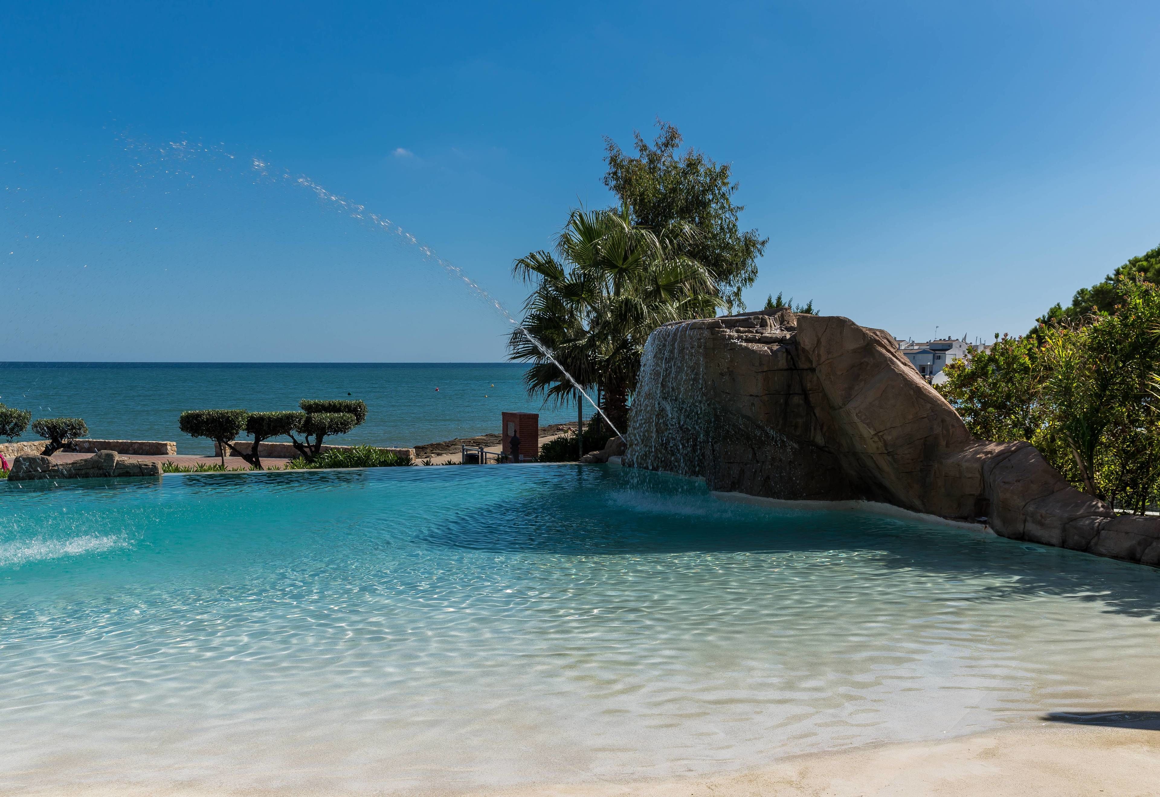 4 piscinas al aire libre (de 10:00 a 18:00), tumbonas