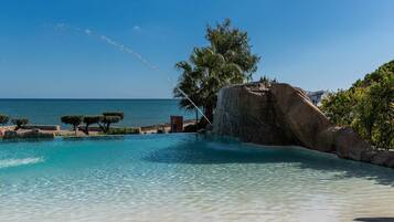 4 piscinas al aire libre (de 10:00 a 18:00), tumbonas