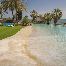 4 piscinas al aire libre, sillones reclinables de piscina