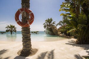 4 piscine all'aperto, con ingresso dalle 10:00 alle 18:00, lettini