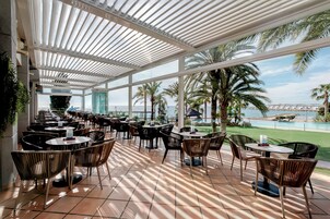 2 bar/ruang istirahat, bar renang naik, bar tepi kolam 