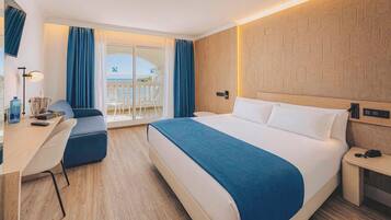 Een minibar, een kluis op de kamer, een bureau, verduisterende gordijnen
