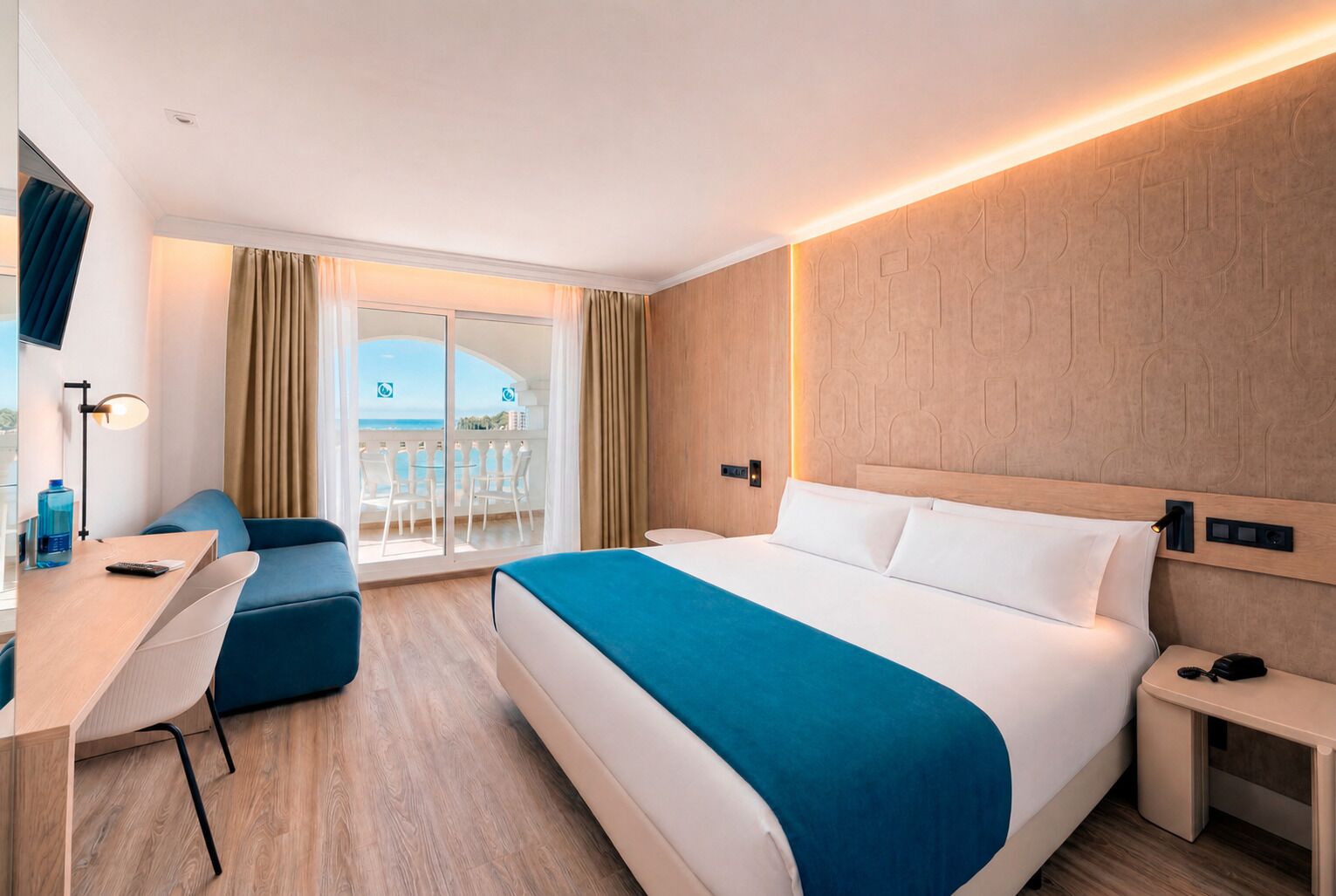 Une chambre d’hôtel avec un lit, un bureau, une chaise et un balcon offrant une vue.