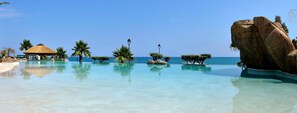 4 kolam renang outdoor, dengan kursi berjemur