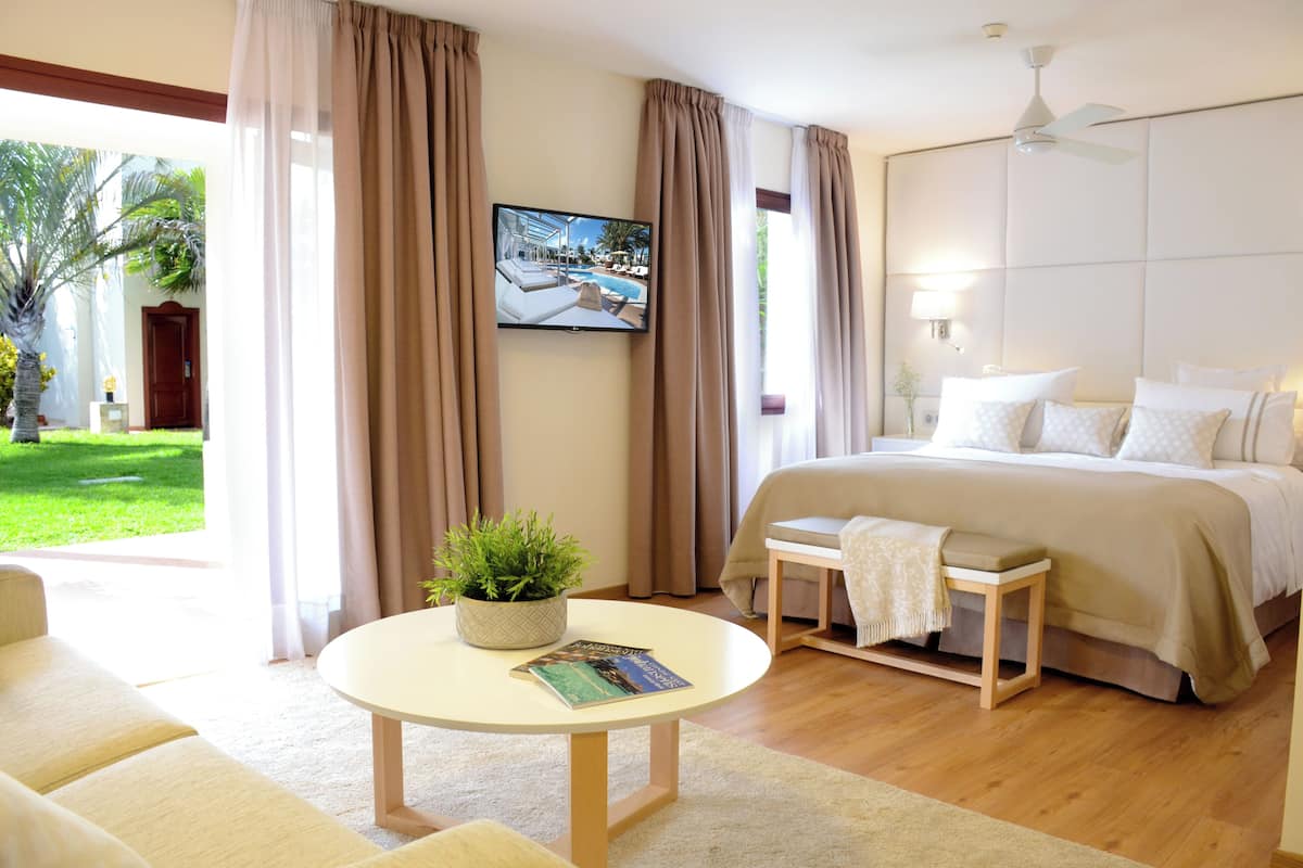 My Favorite Club Junior Suite (2 adults) | Item bar mini percuma, peti besi dalam bilik, meja 
