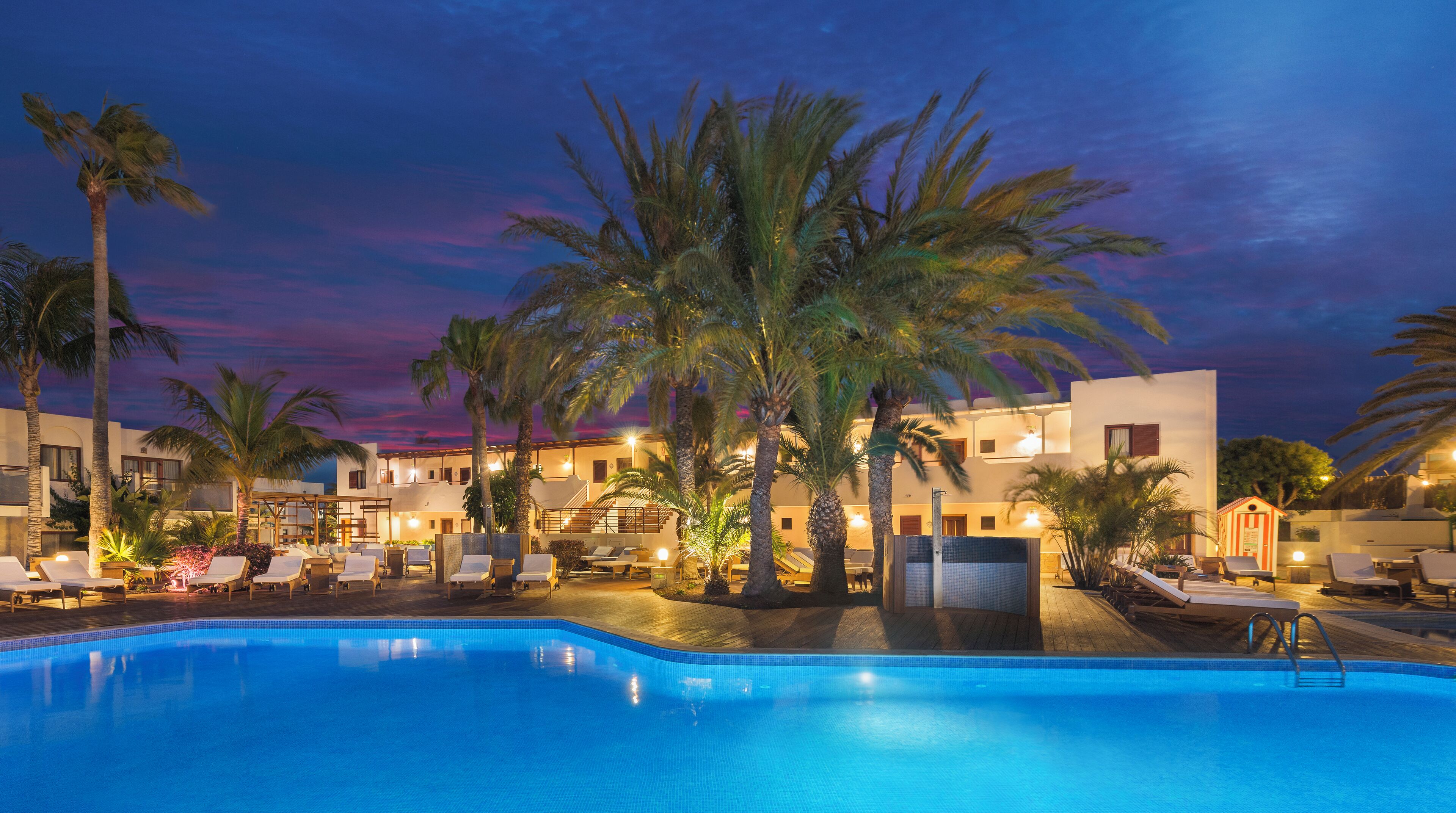 8 piscinas al aire libre, sombrillas, sillones reclinables de piscina