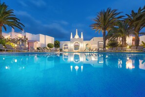 8 outdoor pools, pool umbrellas, sun loungers