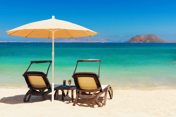 Beach nearby, white sand, beach towels, scuba diving