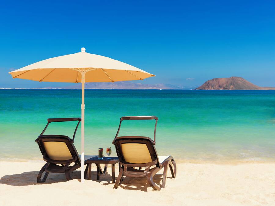 Beach nearby, white sand, beach towels, scuba diving