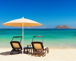 Una playa cerca, arena blanca, toallas de playa, buceo