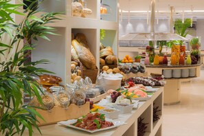 4 restaurantes; se sirven desayunos, comidas y cenas
