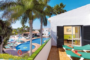 Apartment, 1 Bedroom, Pool View | 1 ห้องนอน, ผ้าม่านกันแสง, Wi-Fi, ผ้าปูที่นอน
