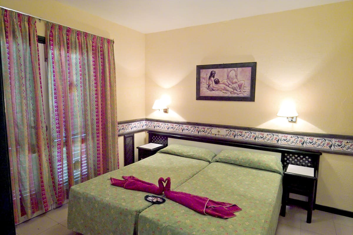 1 bedroom, blackout curtains, wifi, bed sheets