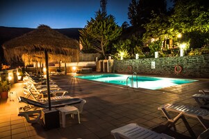 Una piscina al aire libre de temporada (de 10:00 a 21:00), sombrillas