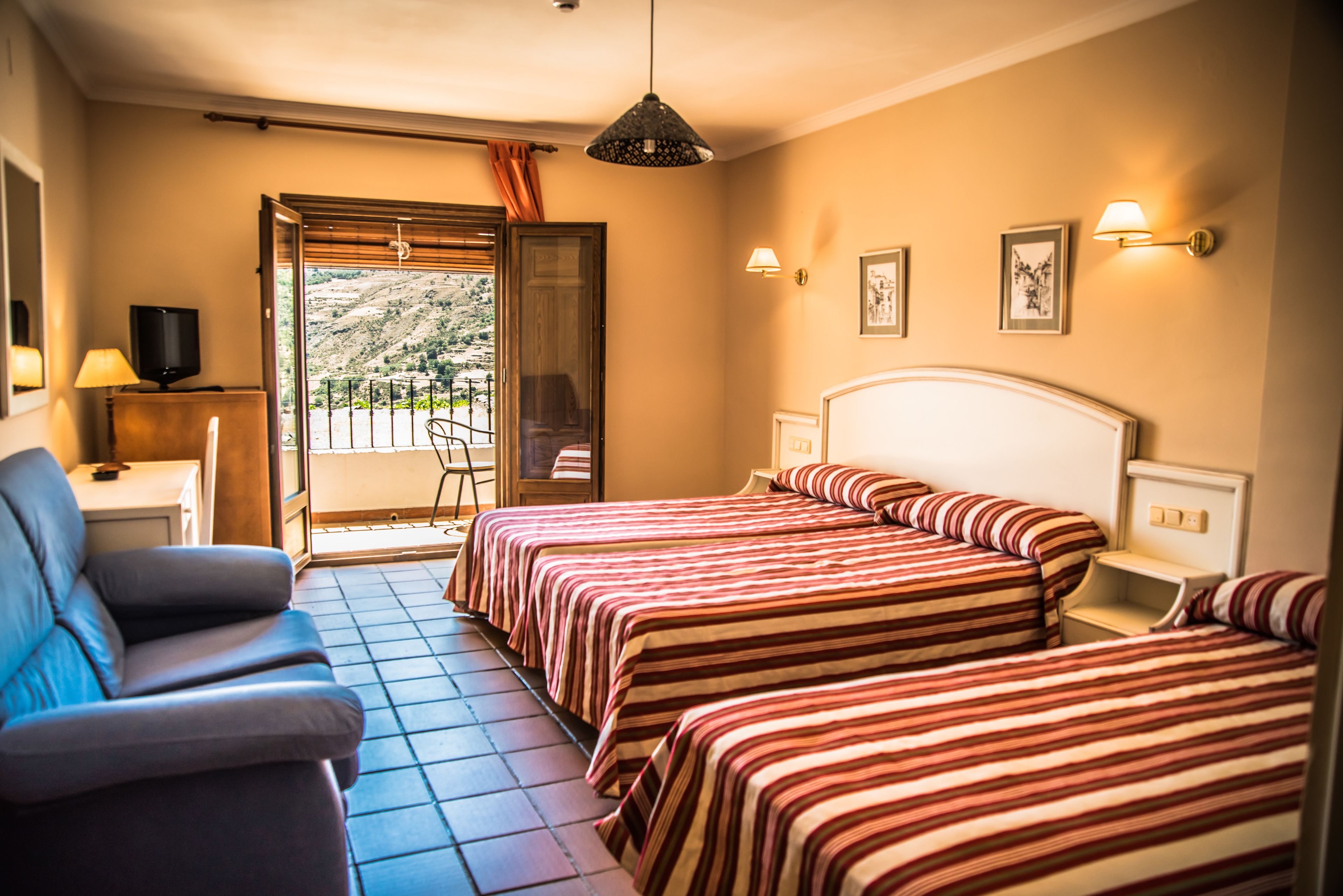 triple room | 1 bedroom, in-room safe, desk, iron/ironing board