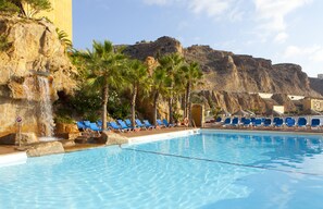 Outdoor pool, pool umbrellas, sun loungers