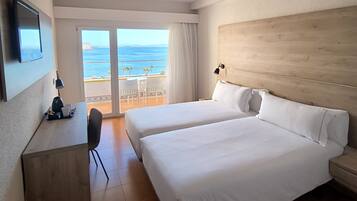 Deluxe Double Room, Sea View | Desk, soundproofing, bed sheets, alarm clocks