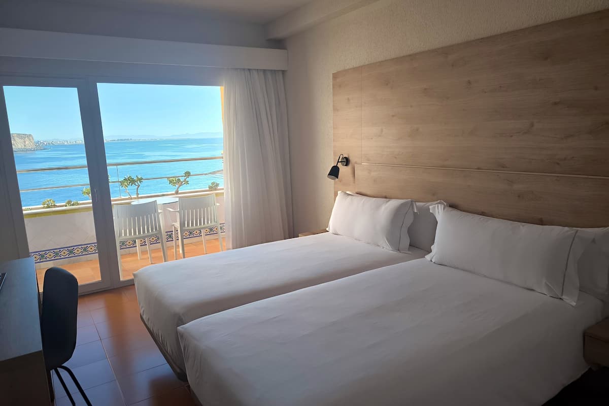 Escritorio, sistema de insonorización, ropa de cama y despertador