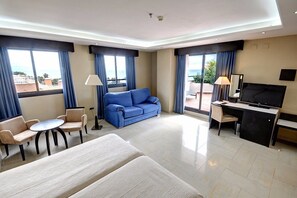 Minibar, safe på rommet, skrivebord og strykejern/-brett