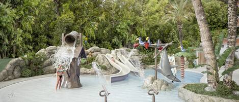 2 albercas al aire libre, sombrillas en la alberca y camastros