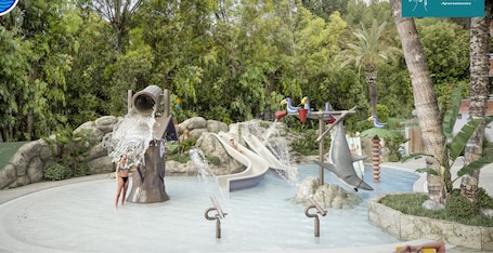 2 piscinas al aire libre, sombrillas, sillones reclinables de piscina