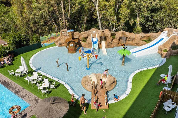 2 buitenzwembaden, parasols voor strand/zwembad