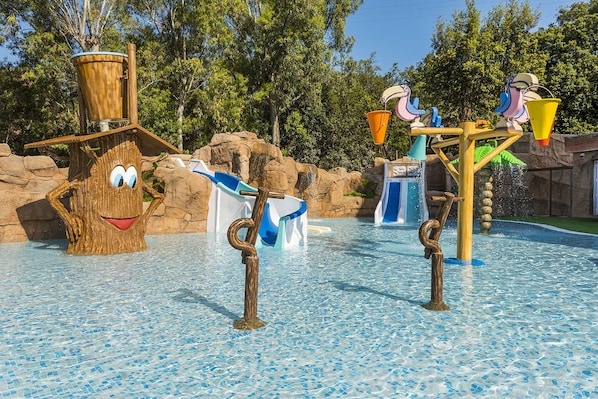 2 Außenpools, geöffnet von 10:00 Uhr bis 21:00 Uhr, Sonnenschirme