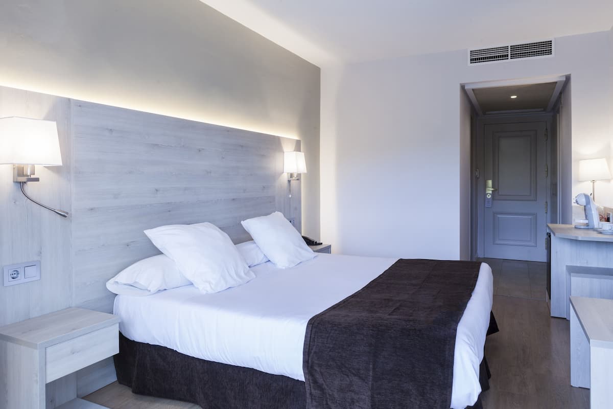 Habitación Premium doble, balcón | Edredones de plumas, caja fuerte, cortinas opacas y wifi gratis