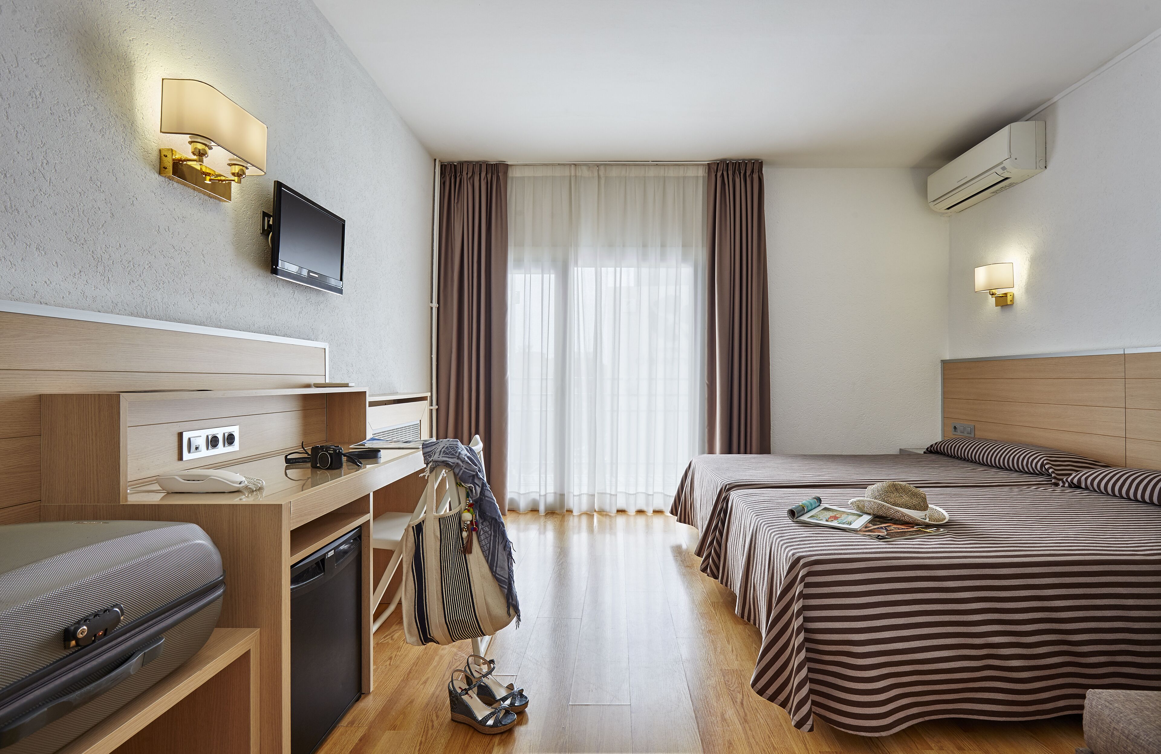 Cortinas blackout, insonorización, wifi gratis y ropa de cama 