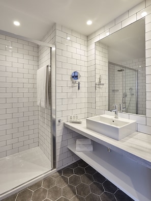 Articles de tocador gratuïts, assecador de cabells i tovalloles 