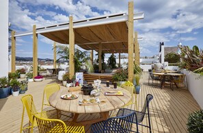 Hi ha 2 restaurants amb plats de cuina internacional 