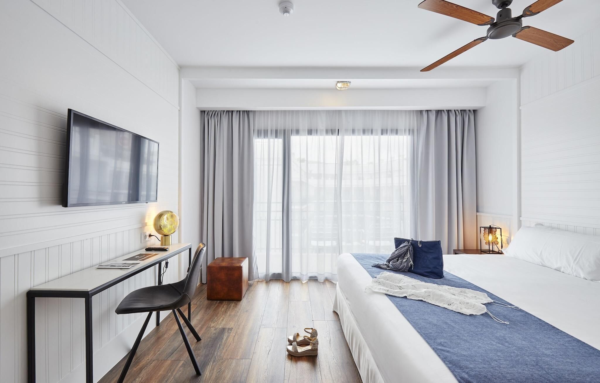 Cortinas blackout, insonorización, wifi gratis y ropa de cama 