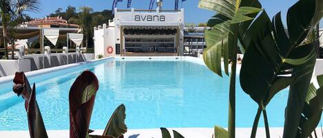 2 outdoor pools, pool loungers