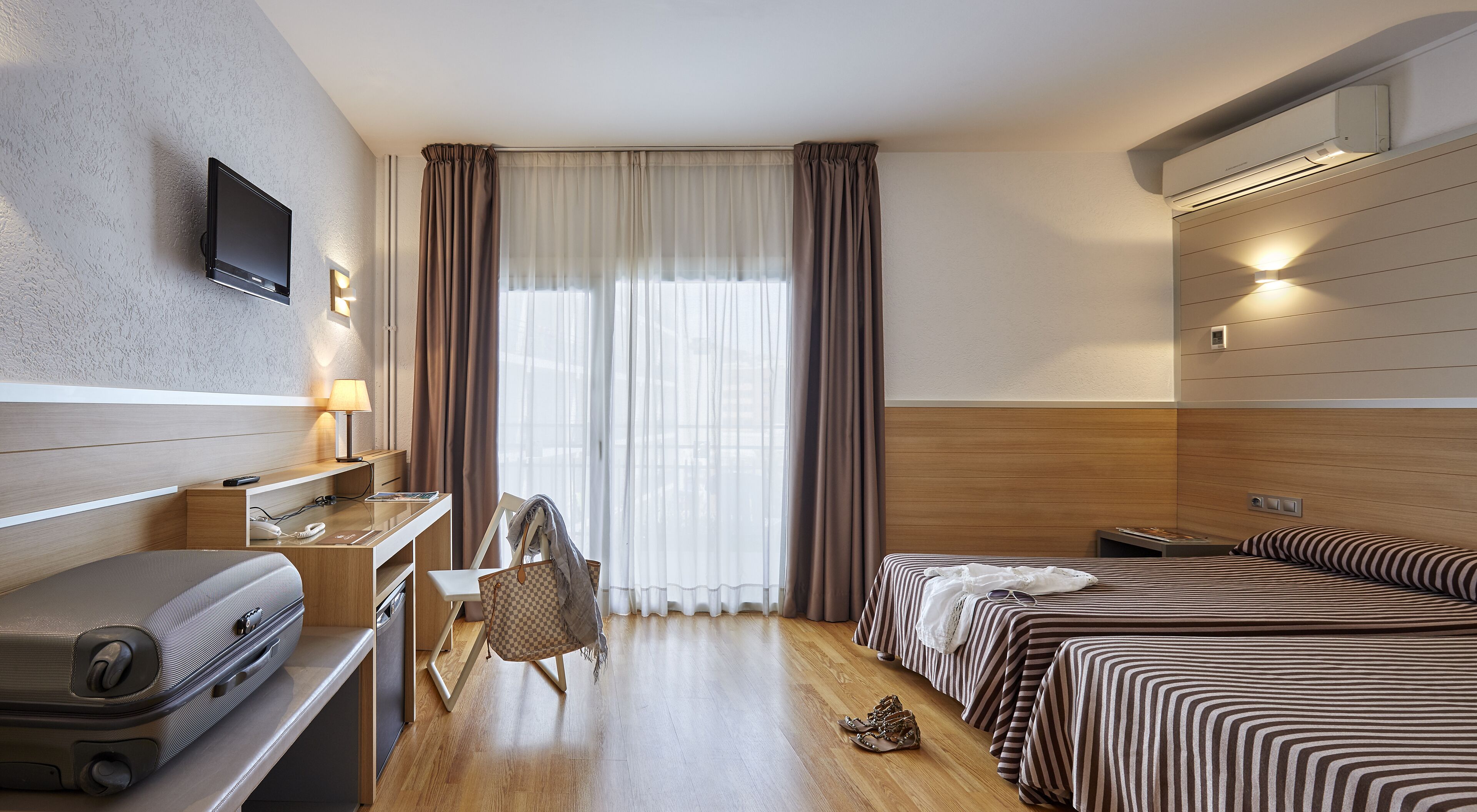 Cortinas blackout, insonorización, wifi gratis y ropa de cama 