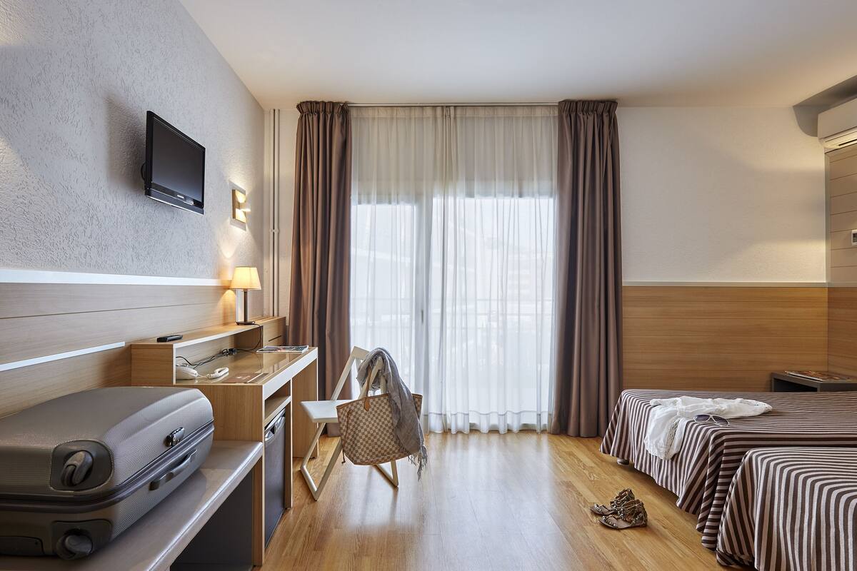 Cortinas blackout, insonorización, wifi gratis y ropa de cama