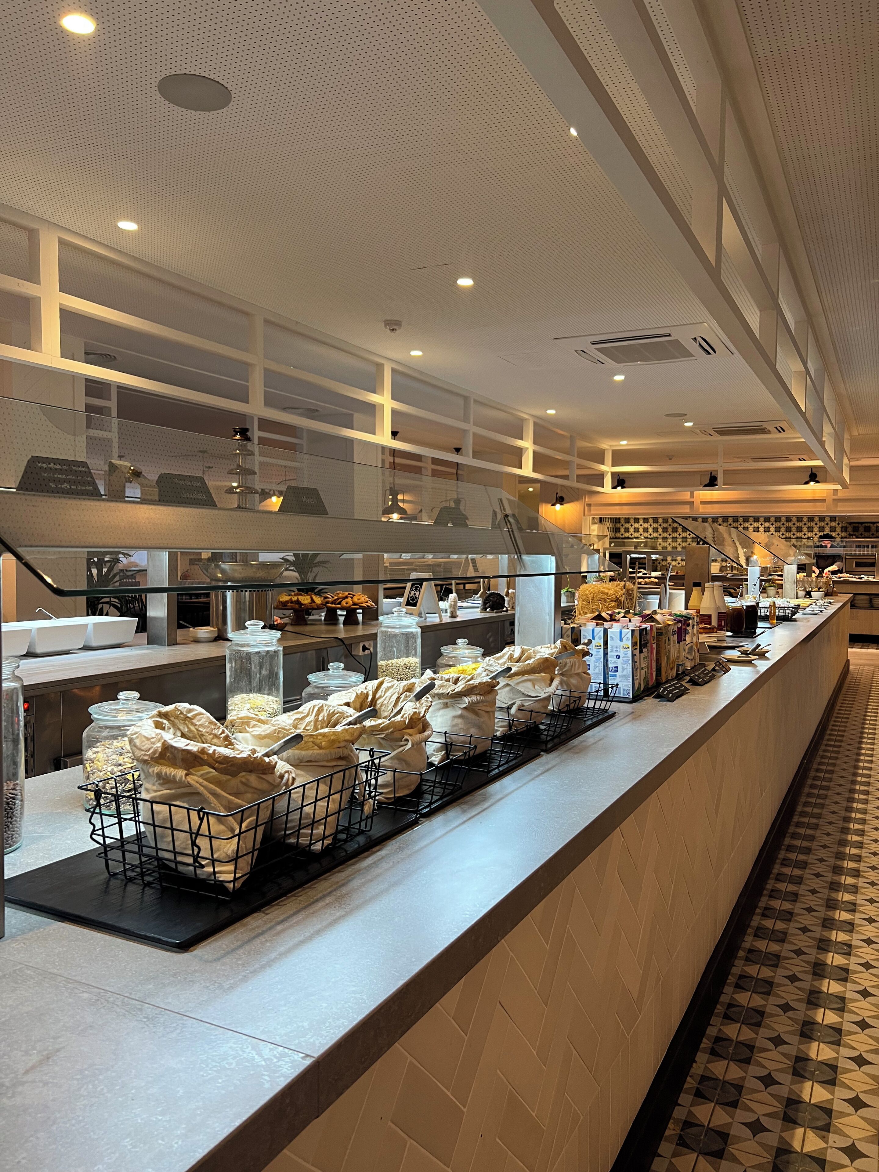 2 ravintolaa, joissa tarjoillaan lounas; kansainvälinen keittiö