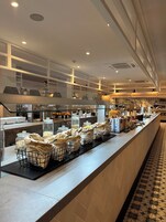 2 restaurantes; se sirven almuerzos, cenas y cocina internacional 