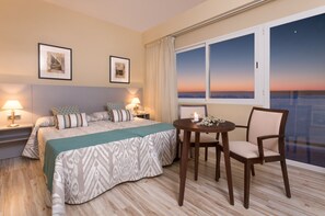 Minibar, in-room safe, desk, cribs/infant beds - Hotel Izán Cavanna (Cartagena)