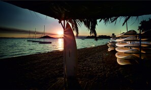 On the beach, sun loungers, beach umbrellas, windsurfing - Hotel Izán Cavanna (Cartagena)