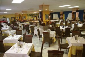 Breakfast, lunch and dinner served - La Mirage (Cartagena)