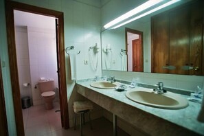 Tina, secadora de cabello, bidet 