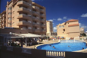 Alberca al aire libre y camastros 