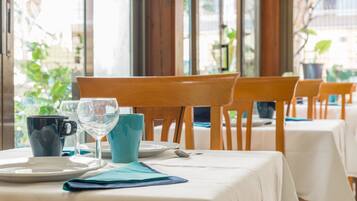 Colazione a buffet, servita tutte le mattine (3 EUR a persona)