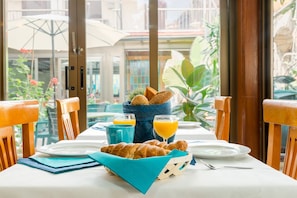 Daily buffet breakfast for a fee