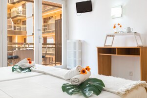 Dobbeltværelse - privat badeværelse (DOBLE M.) | Pengeskab på værelset, skrivebord, strygejern/strygebræt