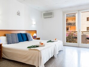 Coffres-forts dans les chambres, bureau, fer et planche à repasser